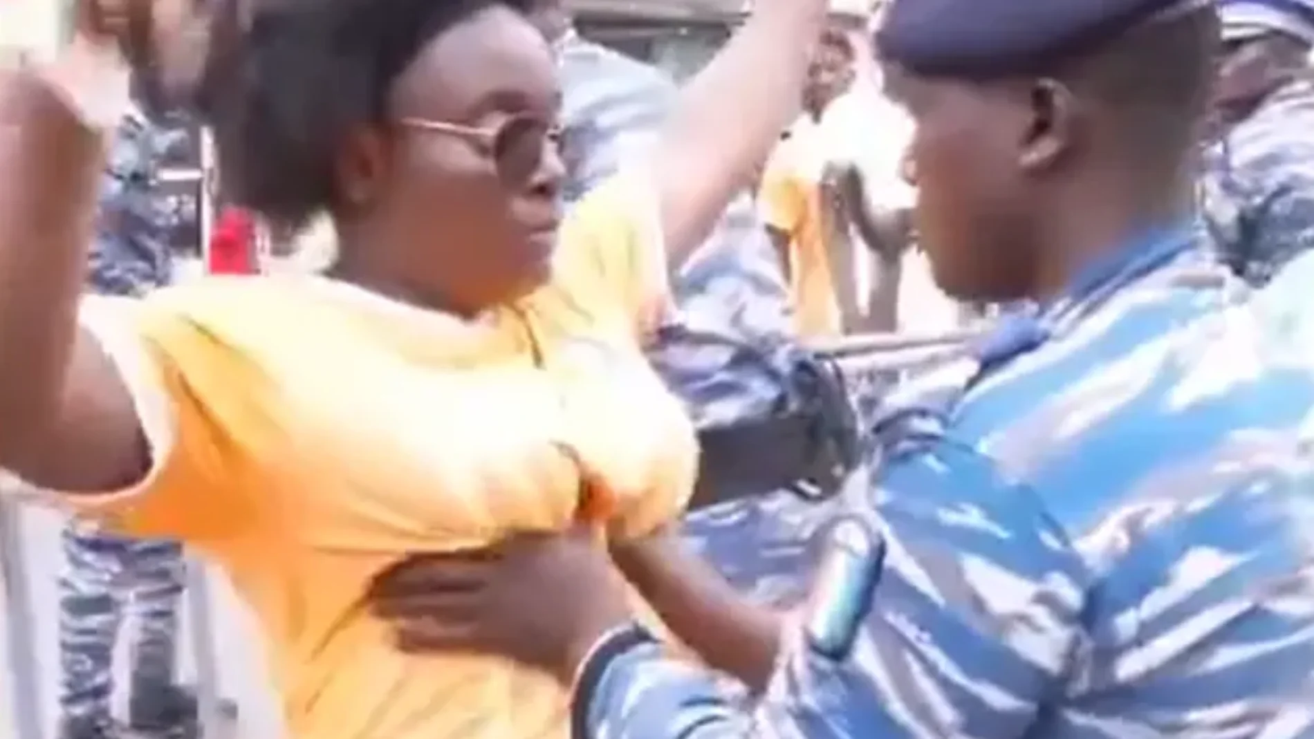 Los indignantes cacheos a las mujeres en la Copa África: "Las está tocando las tetas..."