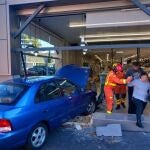 Varios heridos al empotrarse un coche contra un supermercado en Burjassot (Valencia)