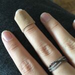 ¿Por qué duelen tanto los cortes de papel?