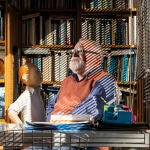 Fernando Savater, en su casa