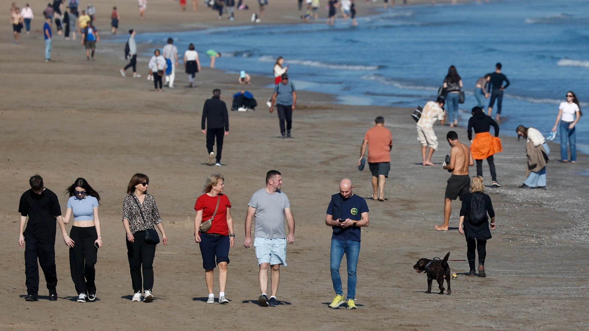GRAFCVA7889. VALENCIA, 24/01/2024.- Un gran número de personas disfrutan del buen tiempo en la playa de la Malvarrosa cuando el mapa de las temperaturas en España mostrará los próximos días valores diurnos anómalos, más propios de abril o mayo, por la presencia de una potente dorsal y de un anticiclón. EFE/Biel Aliño