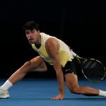 Alcaraz, después de devolver una bola desde el fondo de la pista ante Zverev