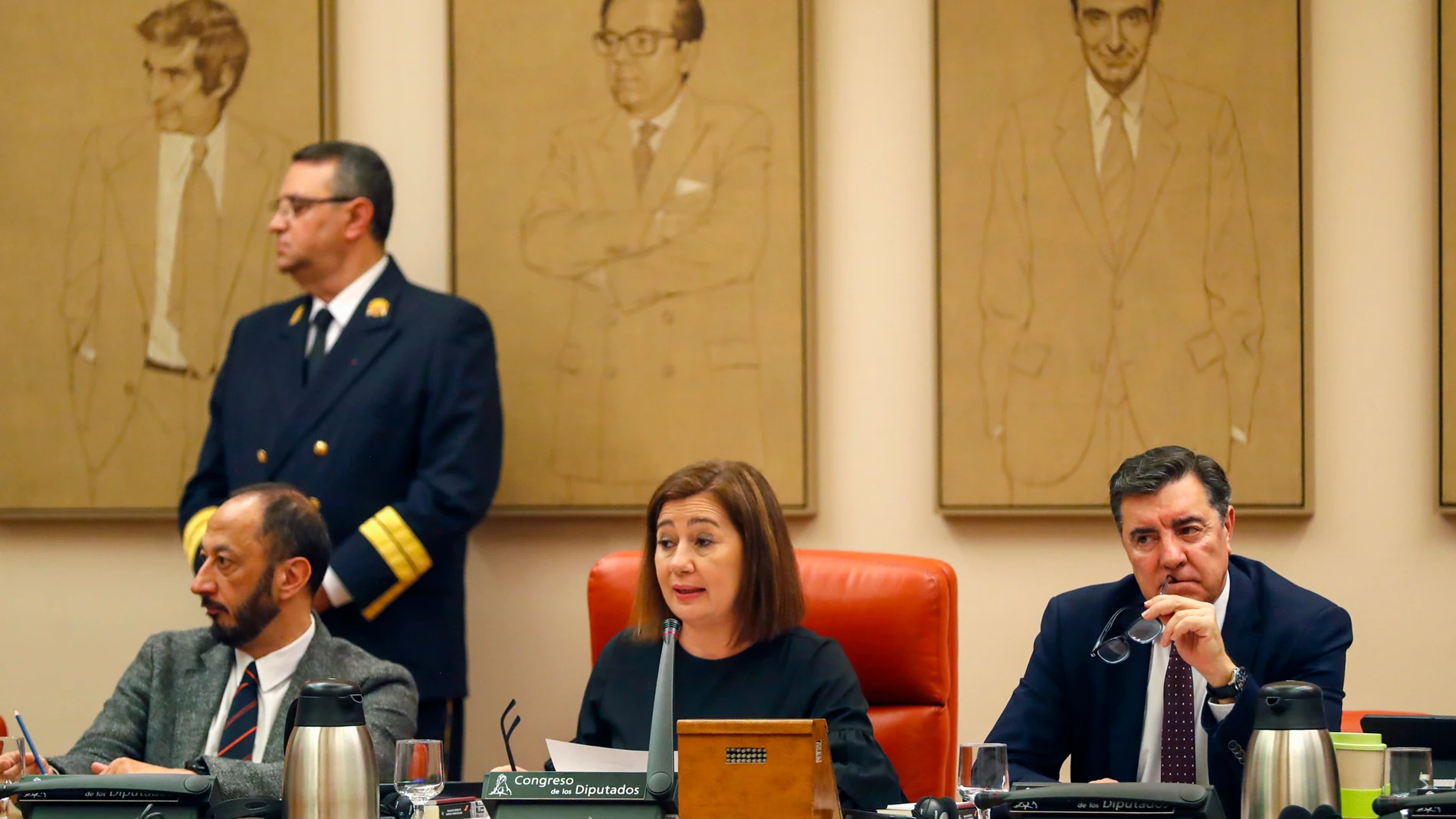 MADRID, 24/01/2024.- La presidenta del Congreso, Francina Armengol (c), el vicepresidente primero, Alfonso Rodríguez Gómez de Celis (i) y el vicepresidente segundo, José Antonio Bermúdez de Castro, durante la reunión de la Diputación Permanente para debatir la solicitud del PP de comparecencia urgente del presidente del Gobierno, para explicar sus pactos con Junts, este miércoles en Madrid. EFE/ J.P.Gandul