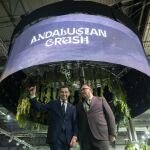 El presidente de la Junta, Juanma Moreno, y el consejero de Turismo, Cultura y Deporte, Arturo Bernal, en el stand de Andalucía en Fitur