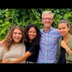 Rueda, en una imagen del vídeo, con su mujer y sus hijas. 