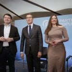 El presidente del Partido Popular, Alberto Núñez Feijóo, asiste a un coloquio junto al presidente del PP de Castilla y León y presidente de la Junta, Alfonso Fernández Mañueco, y la vicesecretaria de Educación del partido, Ester Muñoz,