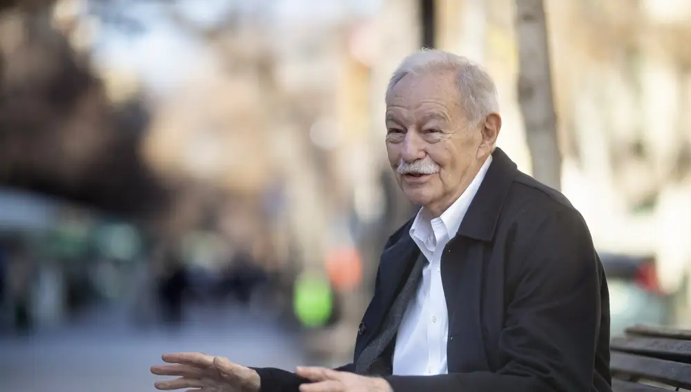 El escritor Eduardo Mendoza publica este miércoles su nueva novela, 'Tres enigmas para la Organización', con la que vuelve al género detectivesco dando vida a nueve alocados agentes secretos que se enfrentan a tres extraños casos que pueden estar relacionados entre sí, una obra que el Premio Cervantes ha presenta hoy en Barcelona.