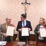 El consejero Juan Carlos Suárez-Quiñones suscribe el acuerdo con la alcaldesa de Burgos, Cristina Ayala; y el vicepresidente de la Diputación, Ramiro Ibáñez