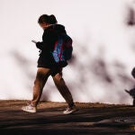 Niños con móviles saliendo con el colegio 