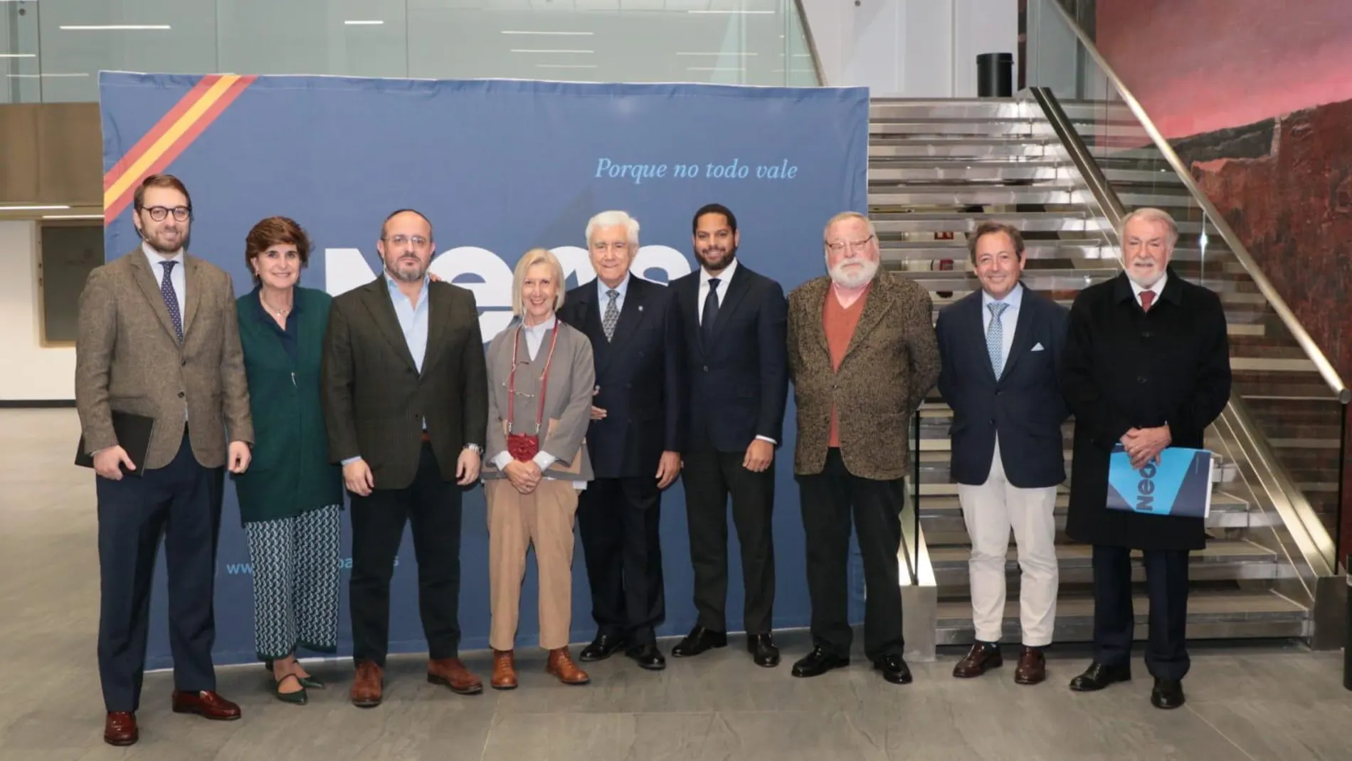 Mayor Oreja junto al resto de participantes en el foro organizado por NEOS