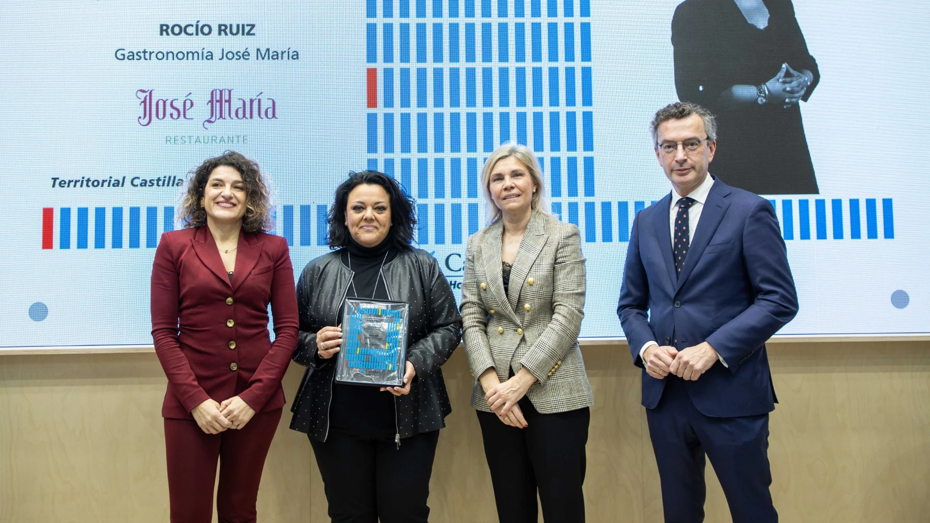 La directora territorial de CaixaBank en Castilla y León, Belén Martín, entrega a Rocío Ruiz, directora general de Gastronomía Jose María, el ‘Premio CaixaBank Hotels & Tourism’