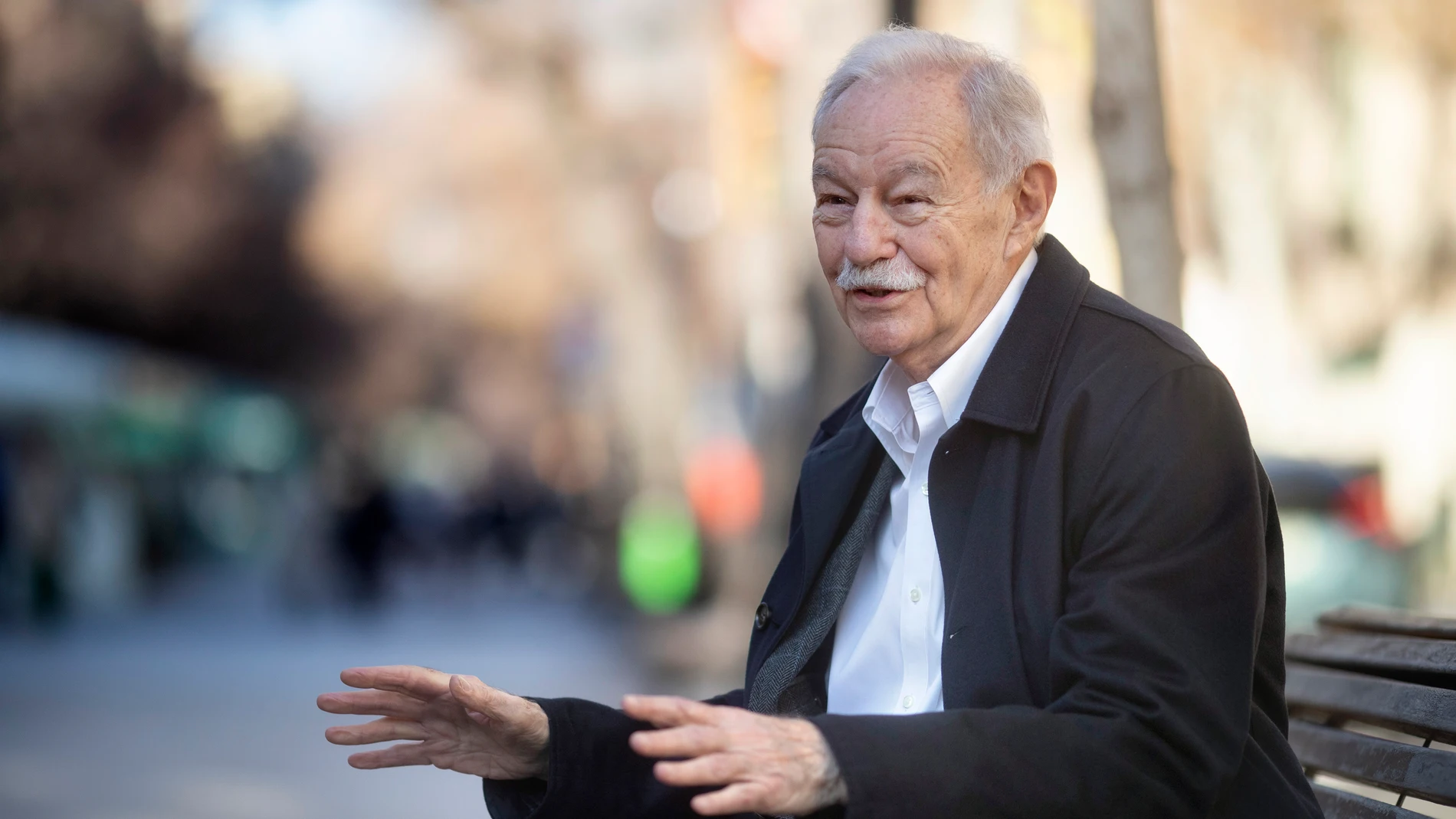 GRAFCAT8714. BARCELONA, 24/01/2024.- El escritor Eduardo Mendoza publica este miércoles su nueva novela, 'Tres enigmas para la Organización', con la que vuelve al género detectivesco dando vida a nueve alocados agentes secretos que se enfrentan a tres extraños casos que pueden estar relacionados entre sí, una obra que el Premio Cervantes ha presenta hoy en Barcelona. EFE/Marta Pérez