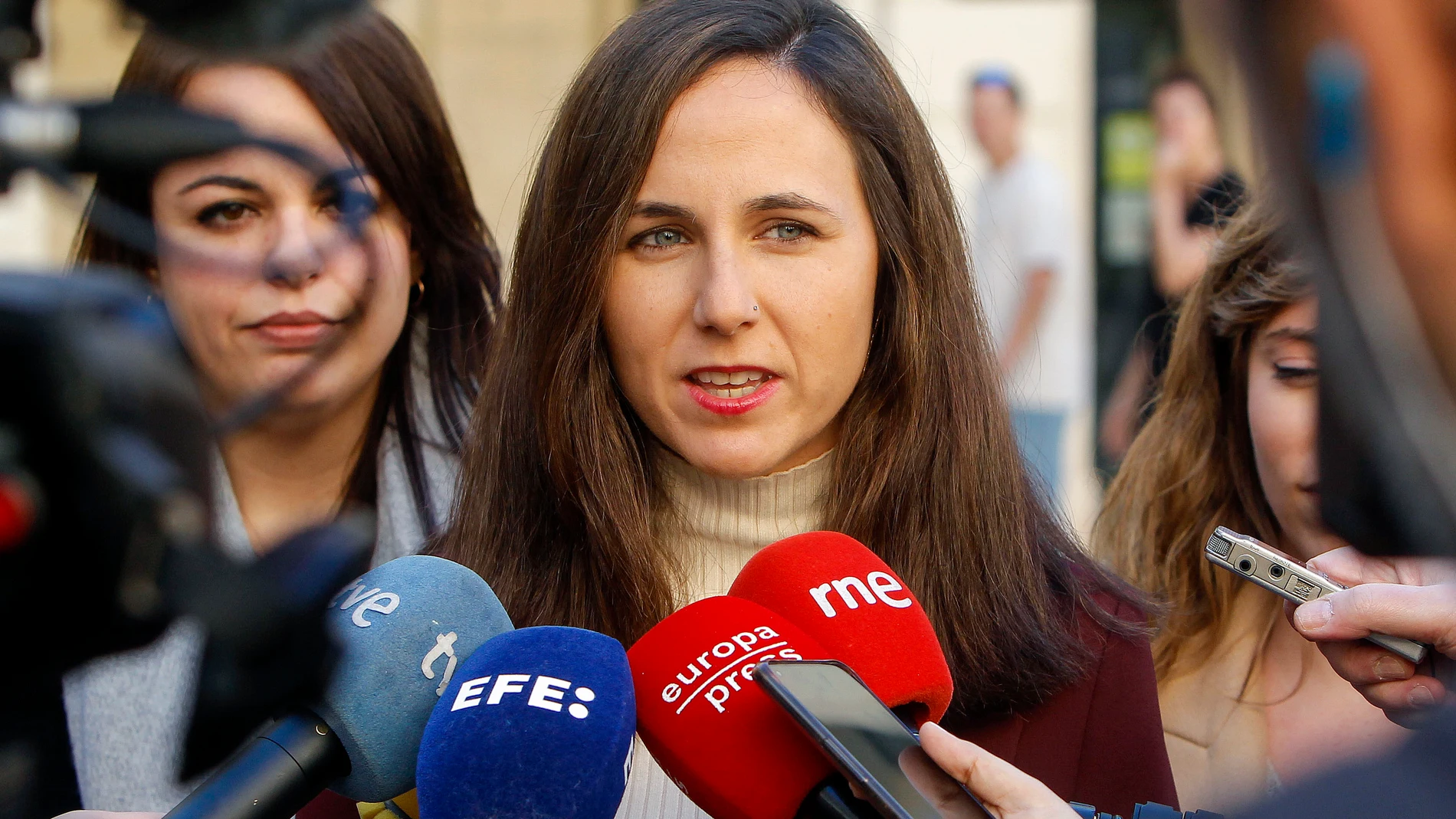 GRAFCVA7897. ALICANTE, 24/01/2024.- La secretaria general de Podemos, Ione Belarra, a su llegada a la reunión con representantes de la Coordinadora para la Defensa del sistema público de pensiones (Coespe), de la Asociación Alimentadoras-gestoras de colonias felinas de Alicante (Acofal) y de colectivos ecologistas. EFE/Morell
