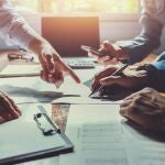 Trabajo en equipo : papeles, calculadora, móvil...