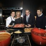 La consellera Nuria Montes, el presidente de la Diputación de Alicante, Toni Pérez y el presidente de la Generalitat, Carlos Mazón, junto a los chefs alicantinos
