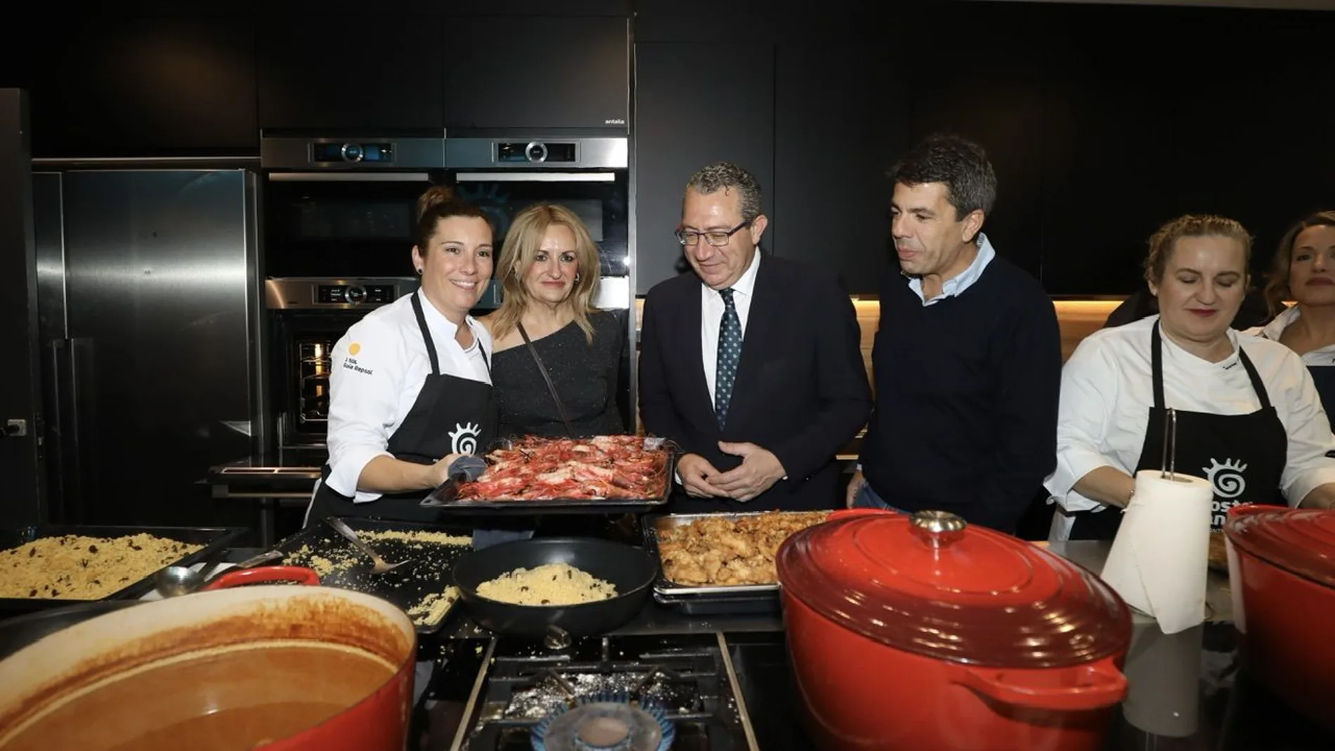 La consellera Nuria Montes, el presidente de la Diputación de Alicante, Toni Pérez y el presidente de la Generalitat, Carlos Mazón, junto a los chefs alicantinos