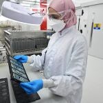A factory technician at Intel’s Penang Assembly Test facility inspects a tray of Intel Core Ultra processors before they are shipped from the factory in Penang, Malaysia. On Dec. 14, 2023, Intel introduced the Intel Core Ultra mobile processor family. Powered by Intel’s 3D performance hybrid architecture and built on the Intel 4 process, new H- and U-Series processors deliver a balance of performance and power efficiency, immersive experiences, and AI acceleration. (Credit: Intel Corporation)