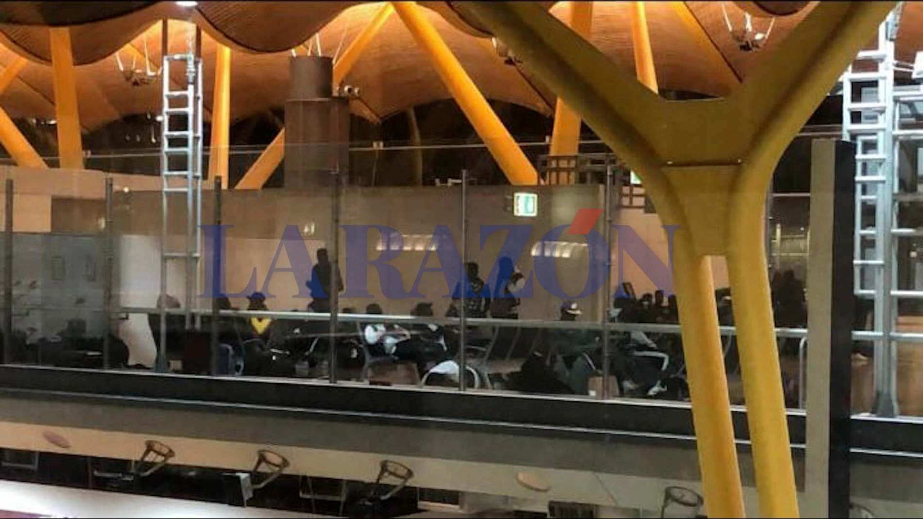 Imagen de inmigrantes ilegales en el aeropuerto de Barajas