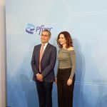 La presidenta de la Comunidad de Madrid, Isabel Díaz Ayuso, junto a Carlos Murillo, presidente de la farmacéutica