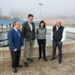 El presidente de Aguas de Burgos, Fernando Martínez-Acitores; el gerente de la Sociedad, Antonio García Pastrana; el jefe de la planta, José Flores, y la responsable del área de Innovación, Mar Mico, presentaron este proyecto