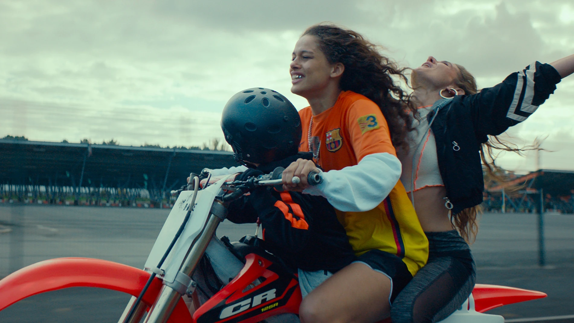 "Rodeo", o la forja de una motomami / Julie Ledru da vida a una motorista urbana en un mundo eminentemente masculino