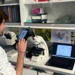Este nuevo sistema de diagnóstico requiere solo del acomplamiento de un móvil a un microscopio robotizado