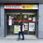 Una persona pasa al lado de una oficina del paro del Paseo de Acacias.