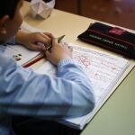Niños en el colegio dando clase