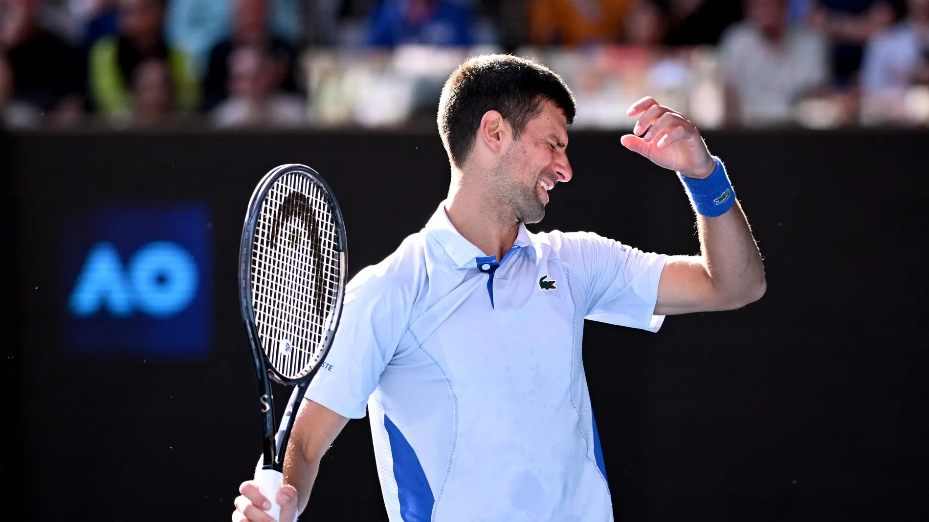 Melbourne (Australia), 26/01/2024.- Novak Djokovic of Serbia reacts during his Men's semifinal against Jannik Sinner of Italy on Day 13 of the 2024 Australian Open at Melbourne Park in Melbourne, Australia 26 January 2024. (Tenis, Italia) EFE/EPA/JOEL CARRETT AUSTRALIA AND NEW ZEALAND OUT