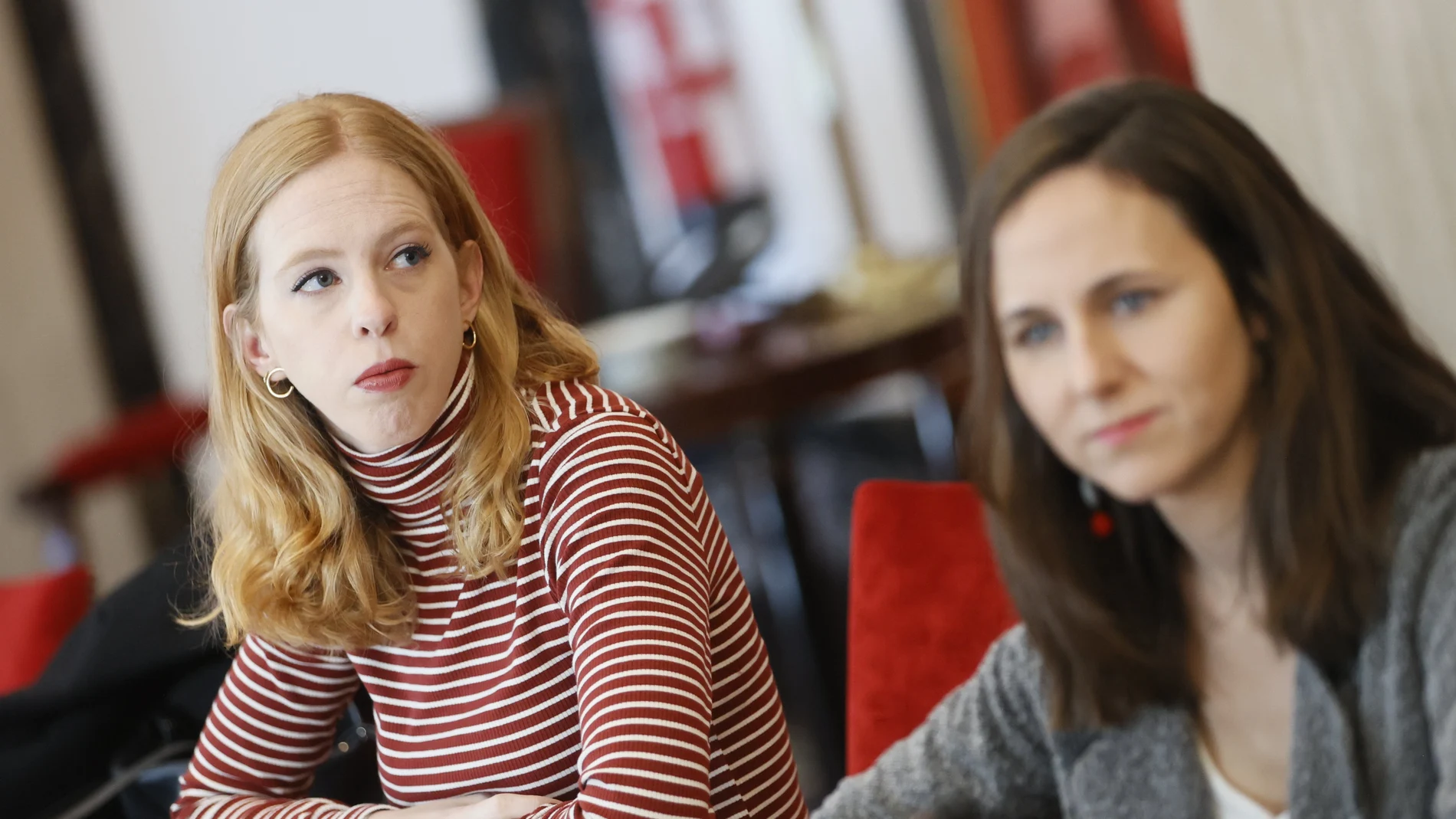 Las diputadas de Podemos Lilith Verstrynge (i) e Ione Belarra (d) participan en la reunión con representantes de la campaña 'Fin al comercio de armas con Israel' en el Congreso.