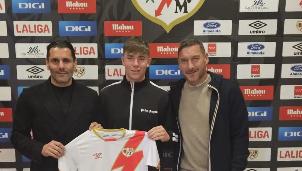 Morris, Cristian y Totti, posan con la camiseta