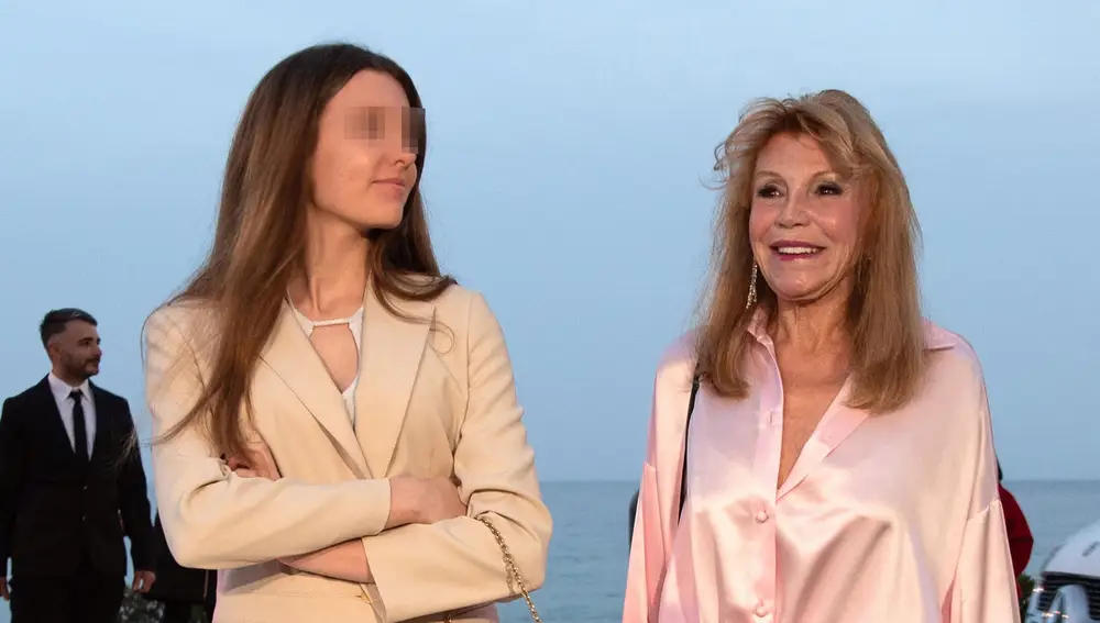 Carmen Cervera junto a su hija Carmen en la inauguración de un hotel.