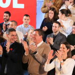 El candidato socialista, con Pedro Sánchez, hoy, en Lugo. 