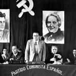 Reunión plenaria del Partido Comunista de España en el exilio. En la presidencia, de izquierda a derecha: Enrique Líster, Francisco Antón, Santiago Carrillo, Dolores Ibárruri y Joan Comorera. 