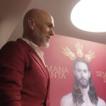 El autro del cartel, Salustiano, con la obra al fondo