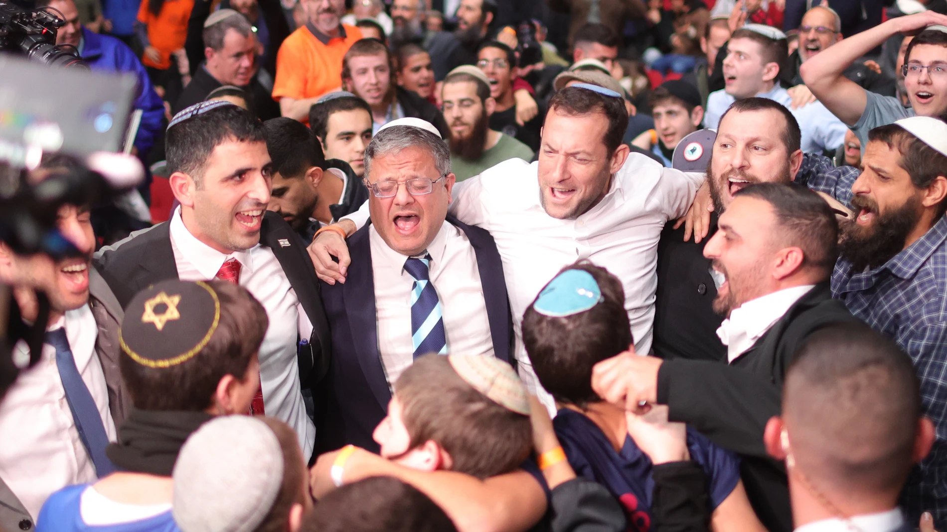 Jerusalem (---), 28/01/2024.- Israeli national security minister Itamar Ben Gvir(C) dances at a conference calling for the establishment of Israeli settlements in the Gaza Strip at the International Convention Centre, Jerusalem, 28 January 2024. More than 26,200 Palestinians and at least 1,330 Israelis have been killed, according to the Palestinian Health Ministry and the Israel Defense Forces (IDF), since Hamas militants launched an attack against Israel from the Gaza Strip on 07 October 202...