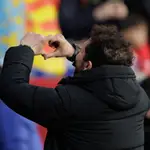 Diego Pablo Simeone se dirige a la grada del Metropolitano