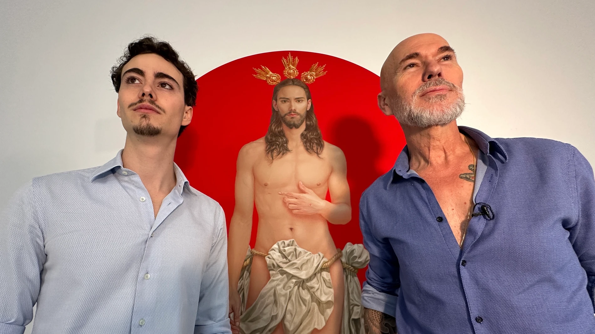 Salustiano García (d), con su hijo Horacio (i) y el cartel