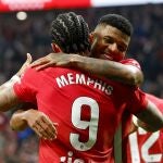 El delantero neerlandés del Atlético de Madrid Memphis Depay (de espaldas) celebra su gol durante el partido correspondiente a la jornada 22 de LaLiga que enfrenta al Atlético de Madrid y el Valencia CF este domingo en el estadio Cívitas Metropolitano.