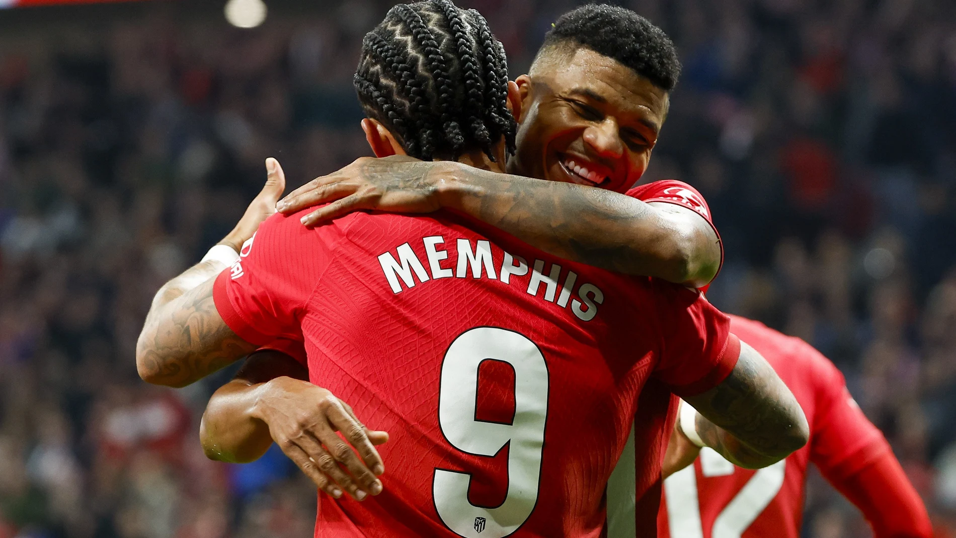 El delantero neerlandés del Atlético de Madrid Memphis Depay (de espaldas) celebra su gol durante el partido correspondiente a la jornada 22 de LaLiga que enfrenta al Atlético de Madrid y el Valencia CF este domingo en el estadio Cívitas Metropolitano.