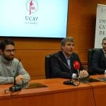 El director de la Escuela de Negocios de la Ucav, Ricardo Reier presenta el webinar junto a David García y Julio Delgado