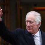 El rey Carlos III sale del hospital de Londres