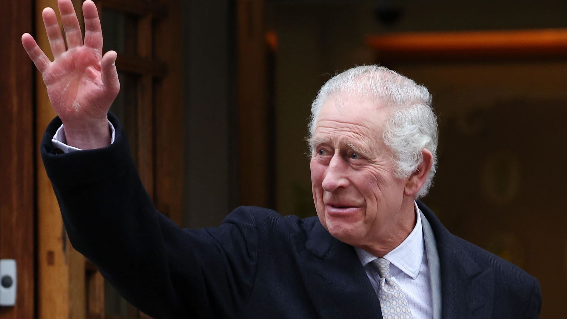 Londres (Reino Unido), 29/01/2024.- El rey Carlos III sale de la clínica de Londres, Reino Unido, este lunes. El rey Carlos III abandonó el hospital tras un tratamiento de próstata. EFE/ANDY RAIN