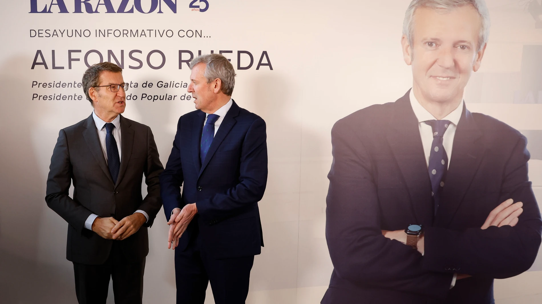 MADRID, 29/01/2024.- El presidente de la Xunta de Galicia y candidato del PP a las elecciones gallegas, Alfonso Rueda (d), posa junto al presidente del PP, Alberto Núñez Feijóo (i) antes de protagonizar un desayuno informativo organizado por el diario 'La Razón', este lunes en Madrid. EFE/Chema Moya