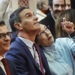 El presidente del Gobierno, Pedro Sánchez, atiende unas indicaciones de la presidenta de la Comisión Nacional de los Mercados y la Competencia, Cani Fernández, en presencia del ministro de la Presidencia, Justicia y Relaciones con las Cortes, Félix Bolaños 