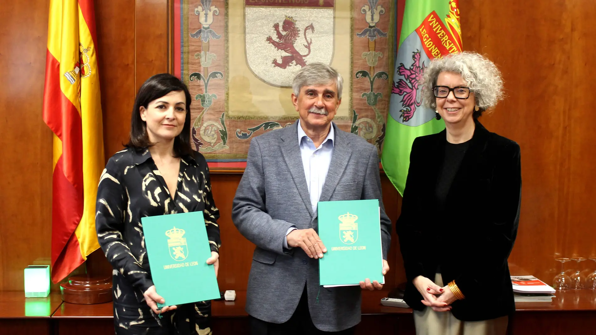 Francisco García Marín, rector de la ULE, y la directora territorial de Banca Comercial de Castilla y León Norte de Unicaja Banco, Marga Serna