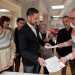 Bielsa entrega la documentación que lo acredita como aspirante a las primarias, en la sede valenciana del PSPV