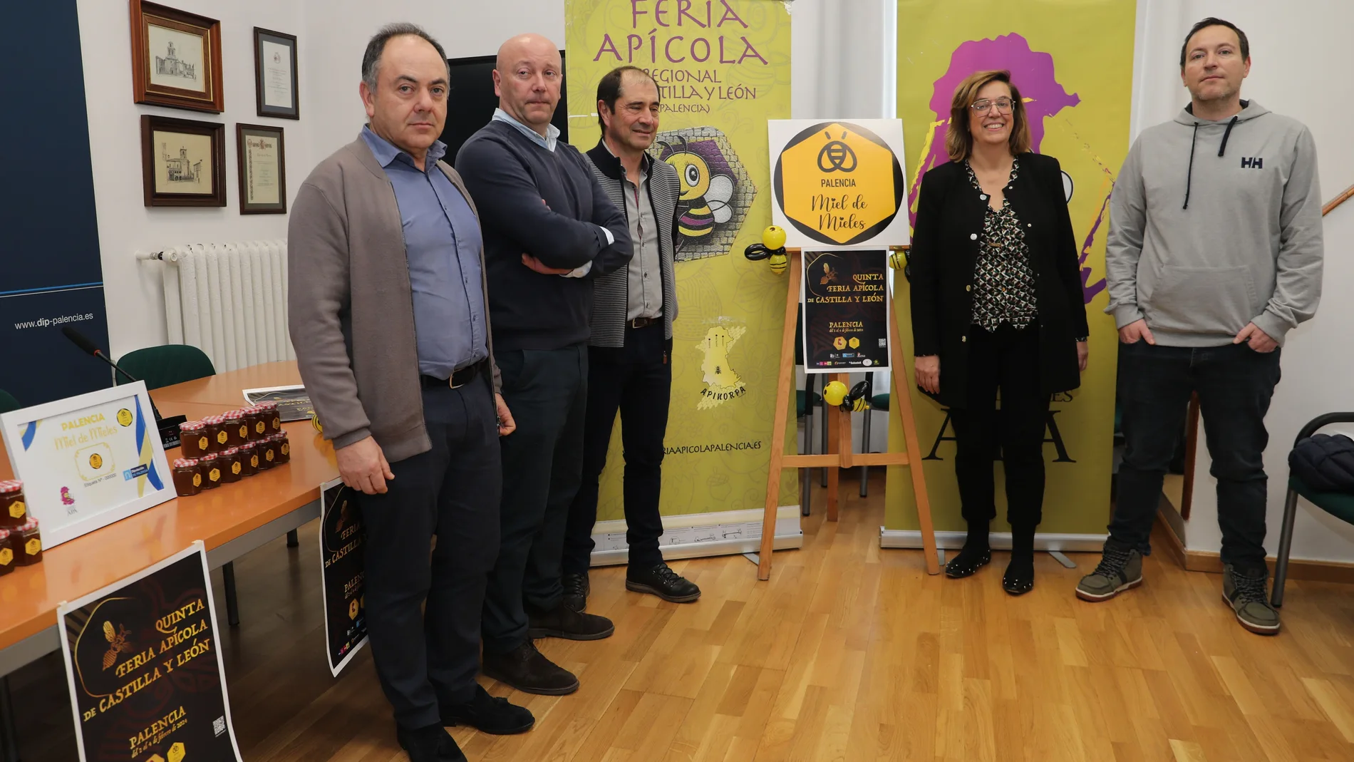 El presidente de la Asociación Palentina de Apicultores, Julián Caballero, presenta la Feria Apícola de Castilla y León. Le acompañan la presidenta de la Diputación de Palencia, Ángeles Armisén, y el diputado de Desarrollo Agrario, Luis Calderón
