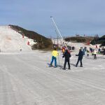 Más de dos mil personas ha disfrutado de la nieve en Leitariegos y San Isidro este fin de semana pasado
