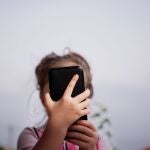 La tecnología de Bouncer Digital utiliza la biometría y la Inteligencia Artificial para evitar fraudes de identidad y proteger a los menores de edad.